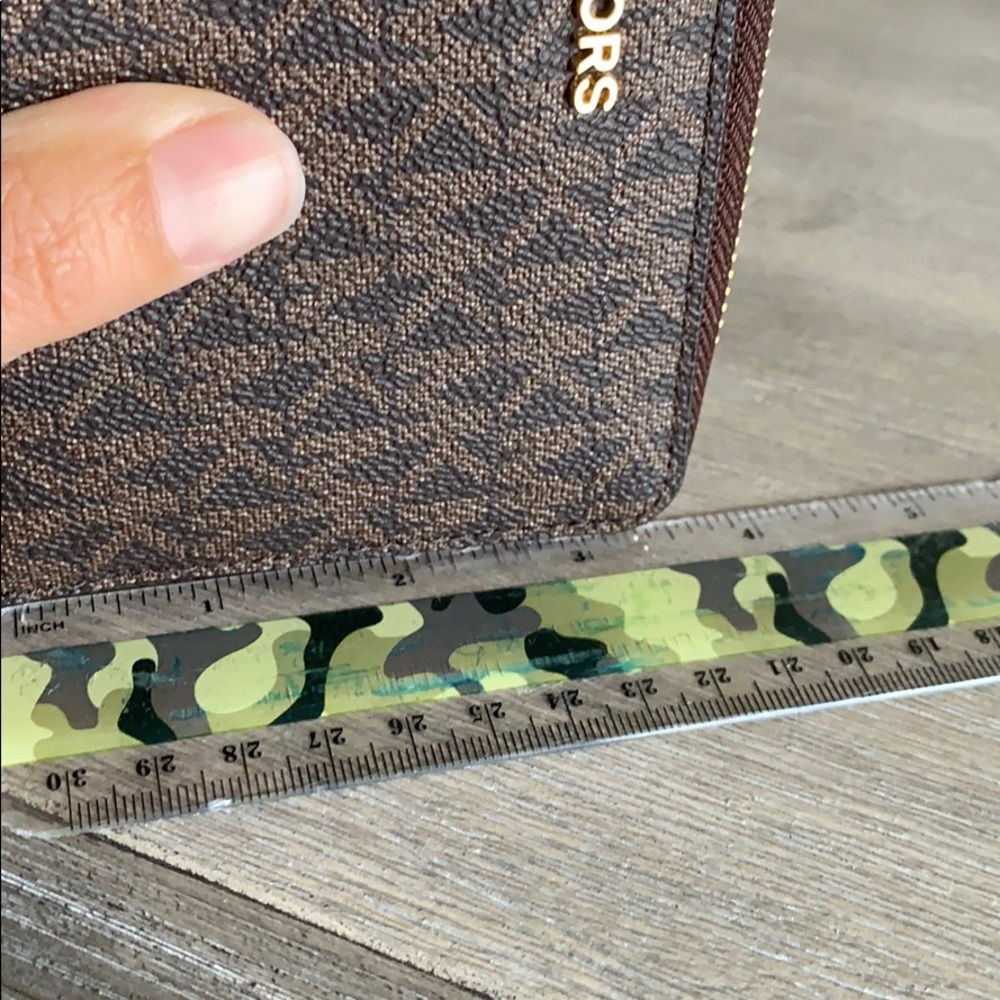 Michael Kors wristlet - Picture 6 of 6